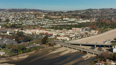 Vista-Aérea-Del-Tráfico-En-El-Paso-Elevado-Y-La-Vivienda-En-La-Ladera-En-Dana-Point,-California