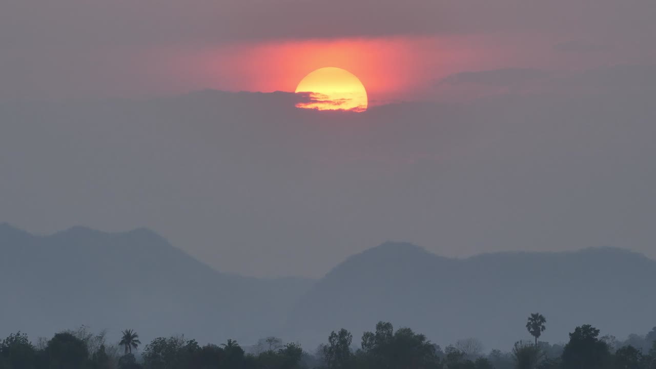 escena naturaleza hermosa gran puesta de sol en el cielo por la noche. fondo puesta de sol roja llena y montaña, bosque