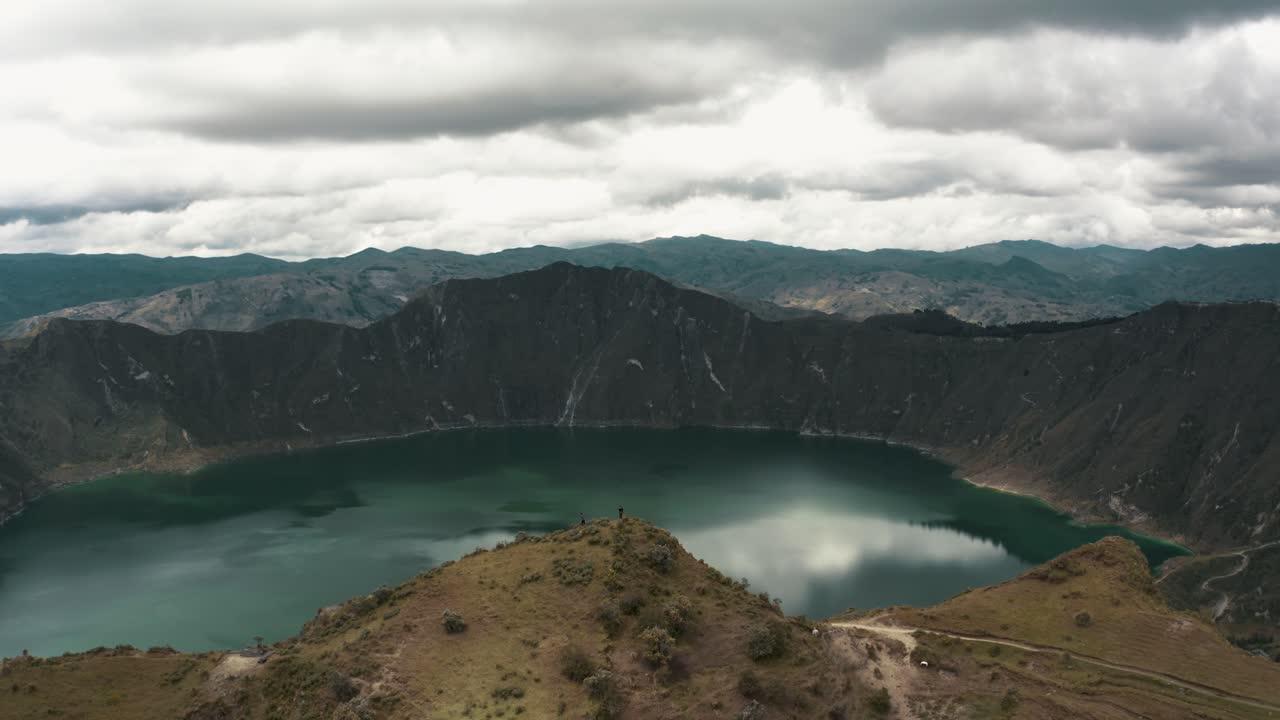 paisaje del lago volcánico de quilotoa en ecuador - fotografía aérea