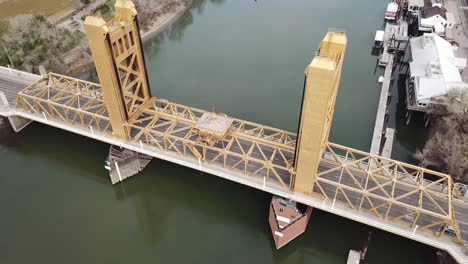 vista aérea con vistas al puente de la torre sacramento, en la soleada california, ee.uu. - inclinación, disparo de drones