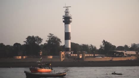 Leuchtturm-Und-Boote-Am-Ufer-Des-Arabischen-Meeres-In-Daman,-Indien