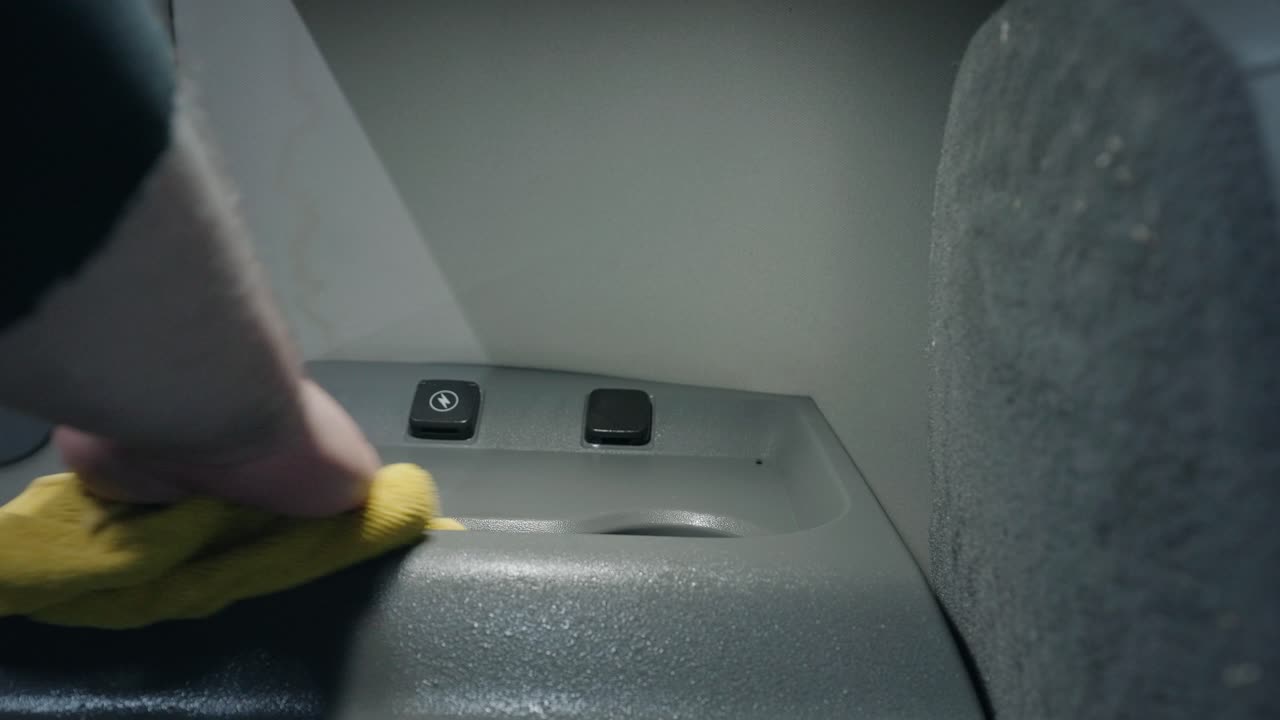 깊은 청소, 가까운 차량 관리 서비스, 습한 천을 사용하여 트럭 세부 사항