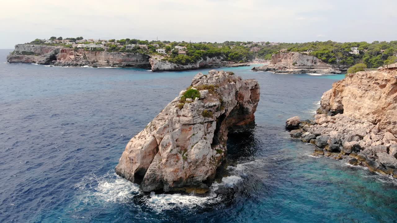 Rochas e falésias da costa da Ilha de Maiorca.