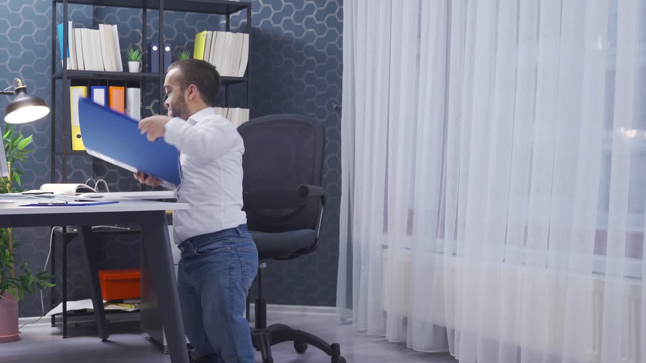 un enano discapacitado tratando de sentarse en una silla en su oficina.