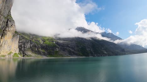 Flug-über-Einen-Wunderschönen-Großen-Oeschinensee-Auf-Einem-Berg-In-Der-Schweiz