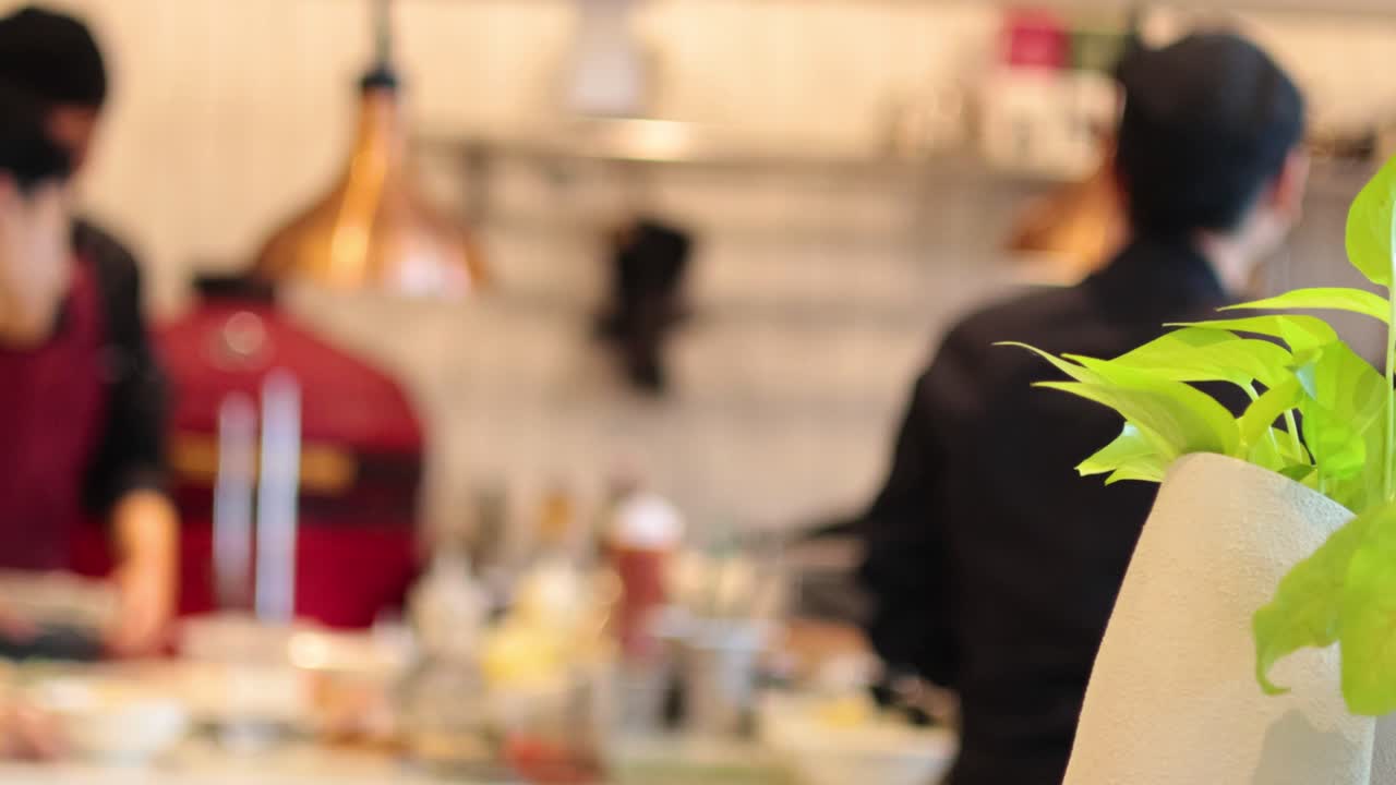 요리사 들 과 직원 들 이 바쁜 부 에서 식사 를 준비 하고 있다