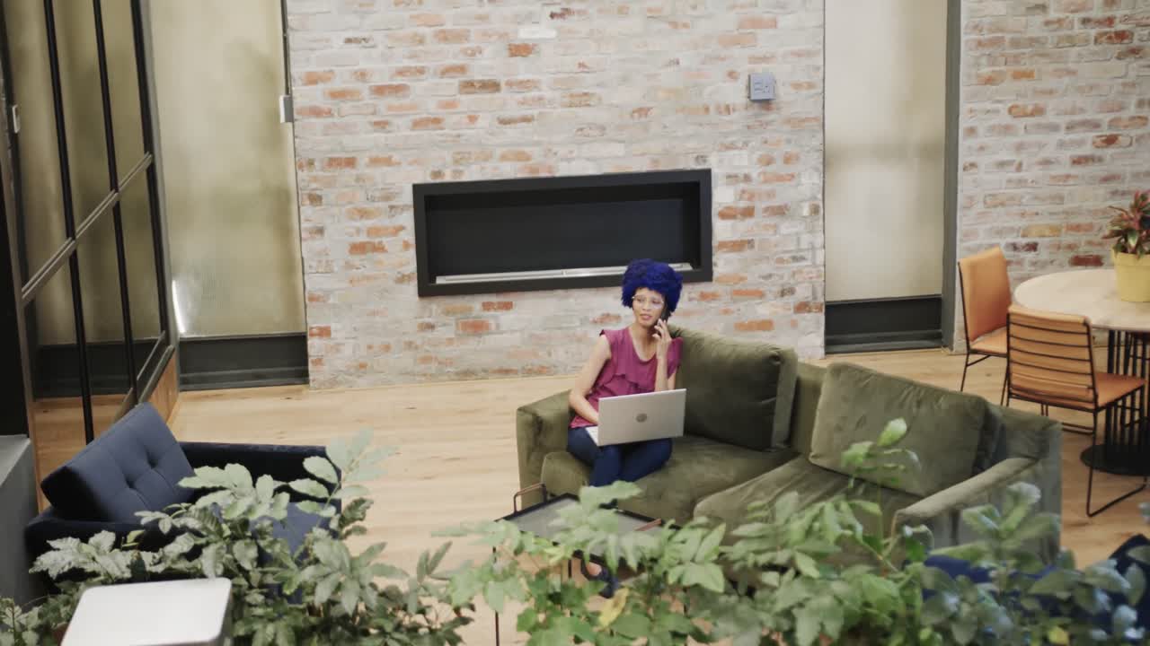 사무실에서 스마트폰과 노트북을 사용하는 두 인종의 사업가, 복사 공간, 슬로우 모션