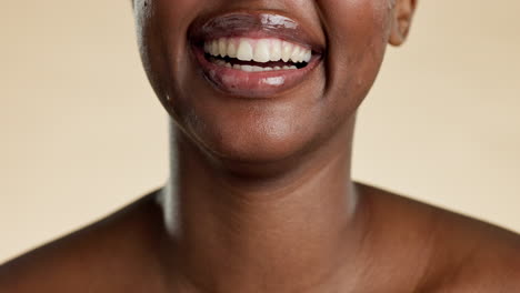 primer plano, mujer negra y cuidado dental con sonrisa