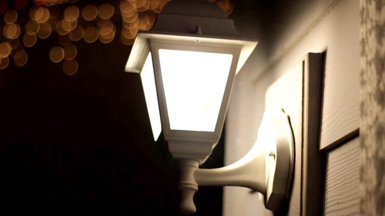 Lampu teras luar yang terang. Sudut rendah, tampilan paralaks
