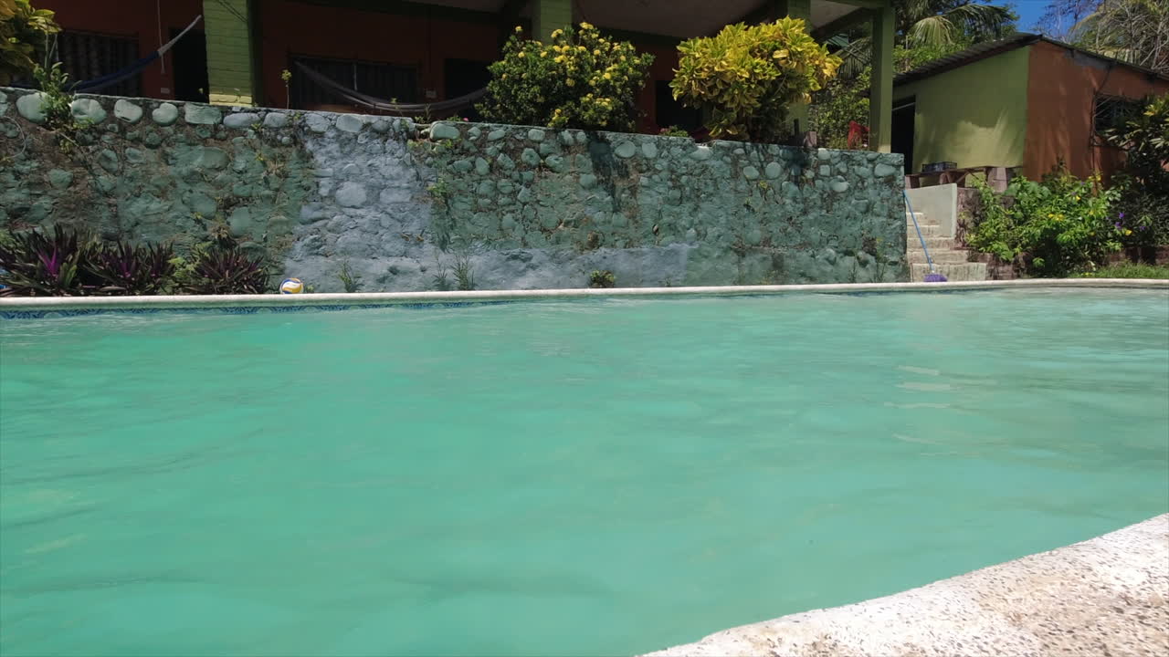 엘살바도르의 작은 리조트 수영장의 녹색 물