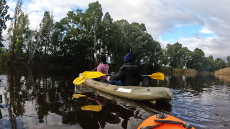 kayak, aventura y gente remando en el lago