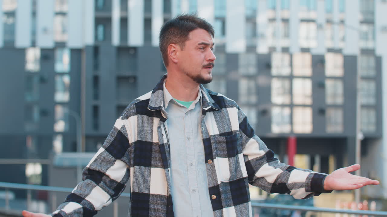 심각한 슬픈 성숙 한 사업가 야외에 서서 비즈니스 회의를 기다리는 주위를보고