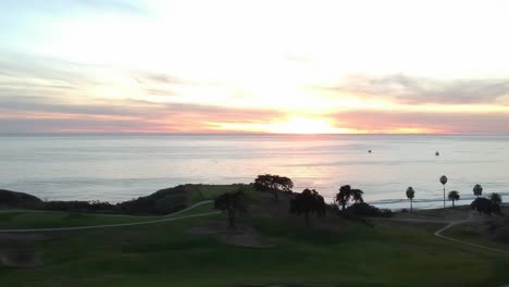 La-Puesta-De-Sol-En-Un-Campo-De-Golf-Cerca-Del-Océano