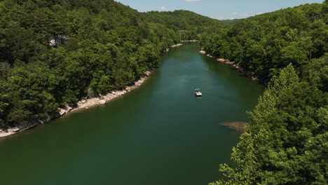 Vista-Idílica-Del-Bosque-Con-Velero-En-Beaver-Lake,-Hogscald-Hollow-En-Arkansas,-Estados-Unidos