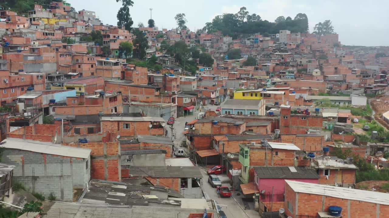 una toma de drones del centro de río de janeiro y la favela