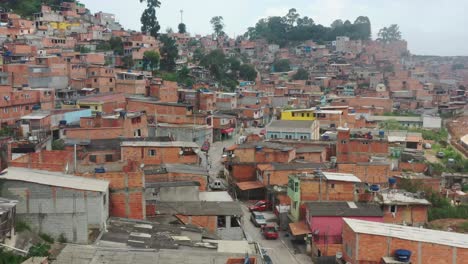 una toma de drones del centro de río de janeiro y la favela