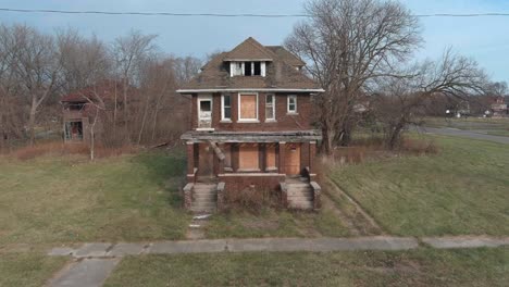 Drone-view-of-dilapidated-house-in-a-Detroit-neighborhood