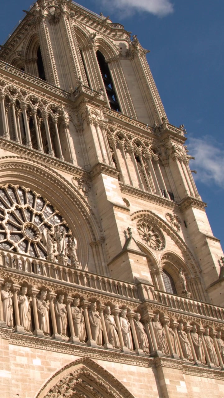 Notre Dame Katedrali'nin Karmaşık Gotik Cephesi ve Taş Heykellerinin Alçak Açılı Eğik Çekimi
