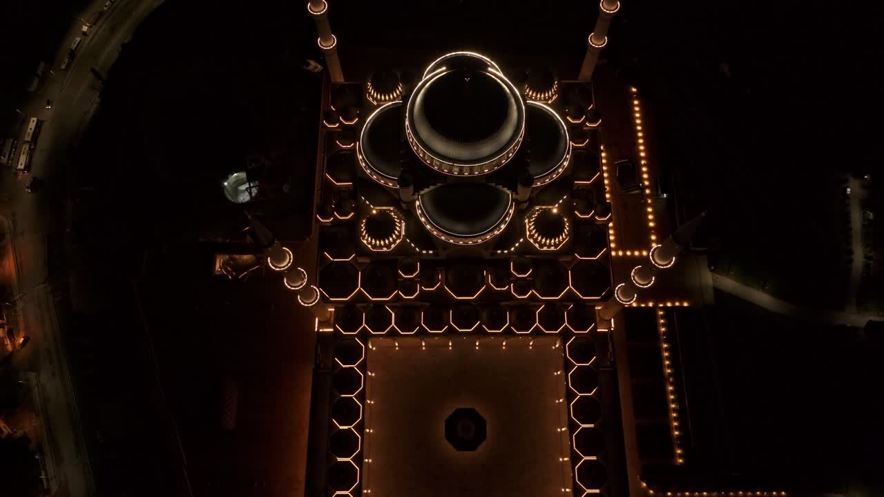 Video aereo della Grande Moschea di Camlica a Istanbul con skyline illuminato