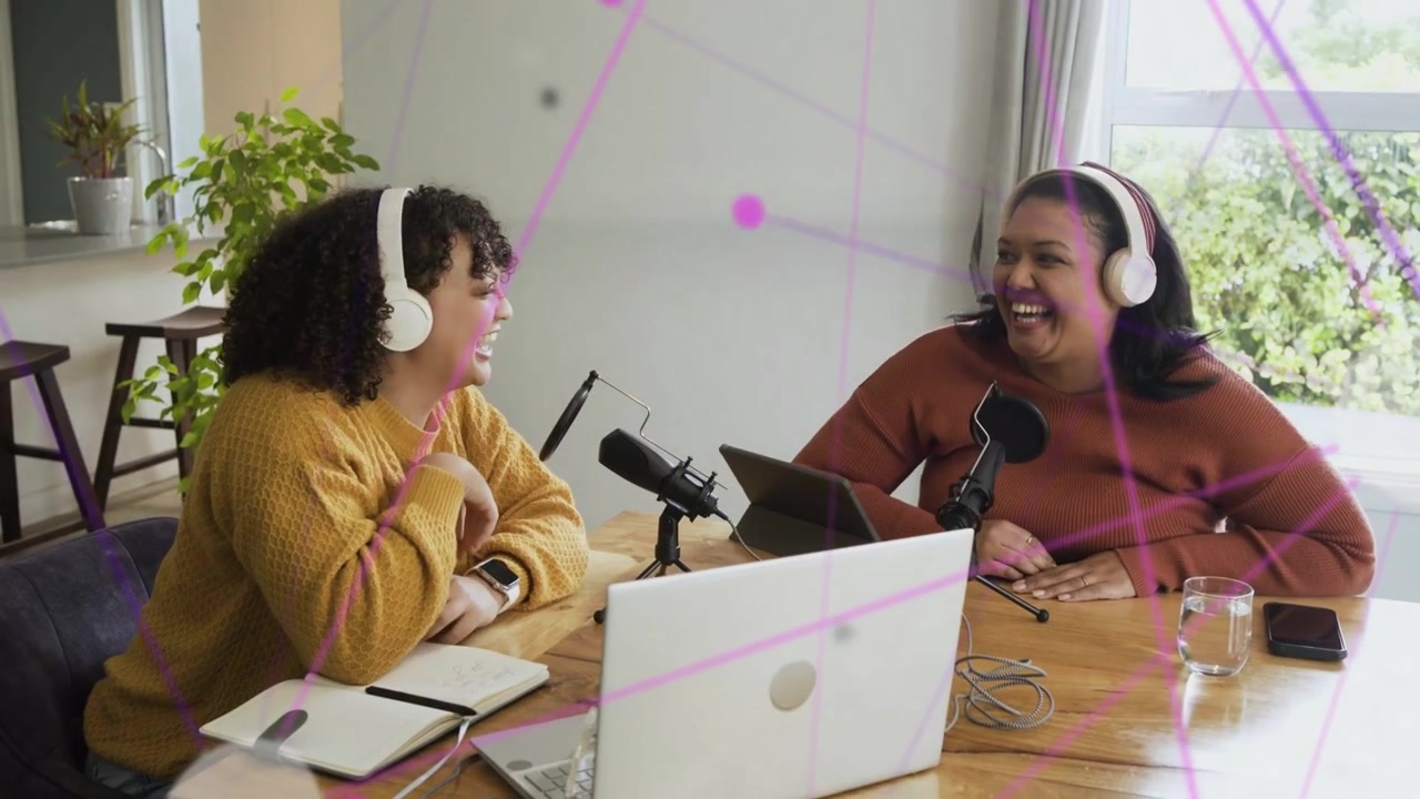 Duas co-apresentadoras gravando episódio de podcast enquanto o glitch se resolve, ajustando microfone e usando laptop
