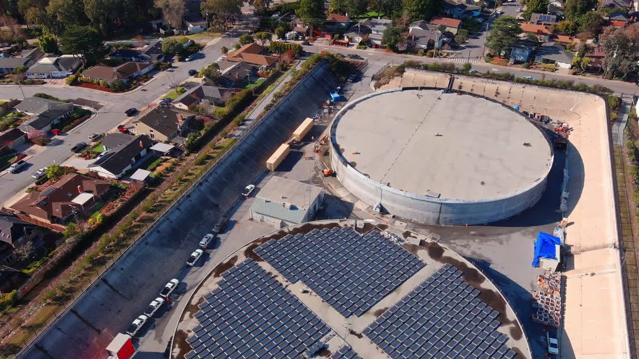tanques de almacenamiento de agua en santa cruz, california - uno con paneles solares en la parte superior