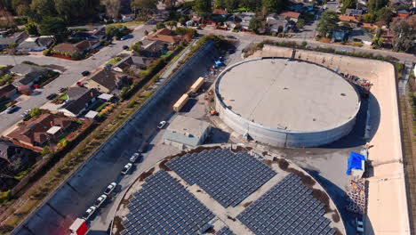 Tanques-De-Almacenamiento-De-Agua-En-Santa-Cruz,-California,-Uno-Con-Paneles-Solares-En-La-Parte-Superior.