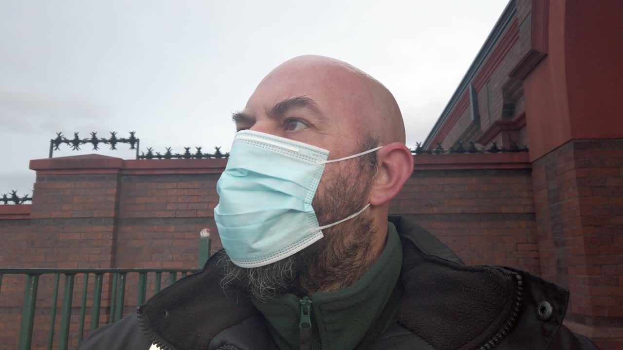 guardia masculino con máscara protectora de ppe médico del virus de la corona primer plano
