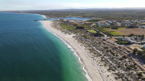 drone aéreo sobre una playa prístina en australia que muestra un puerto