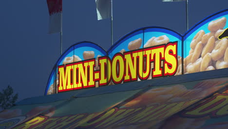 la vibrante atmósfera del carnaval capturada en este vídeo: multitudes paseando, disfrutando de golosinas y juegos, exuding alegría y emoción, comida y mini rosquillas