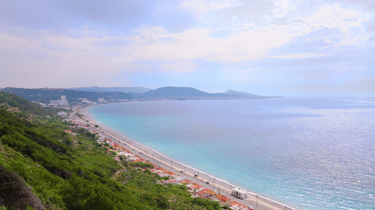 живописная точка родоса вдоль средиземного моря летом