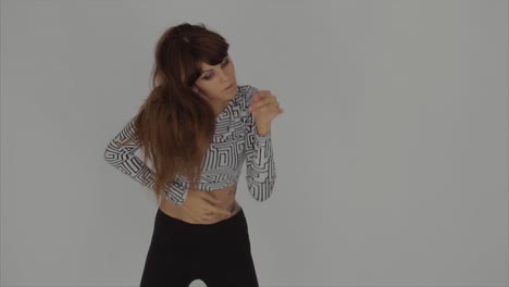 mujer bailando en estudio