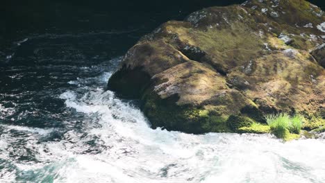 Großer-Felsen-An-Einem-Stark-Fließenden-Bach-Im-Sommer