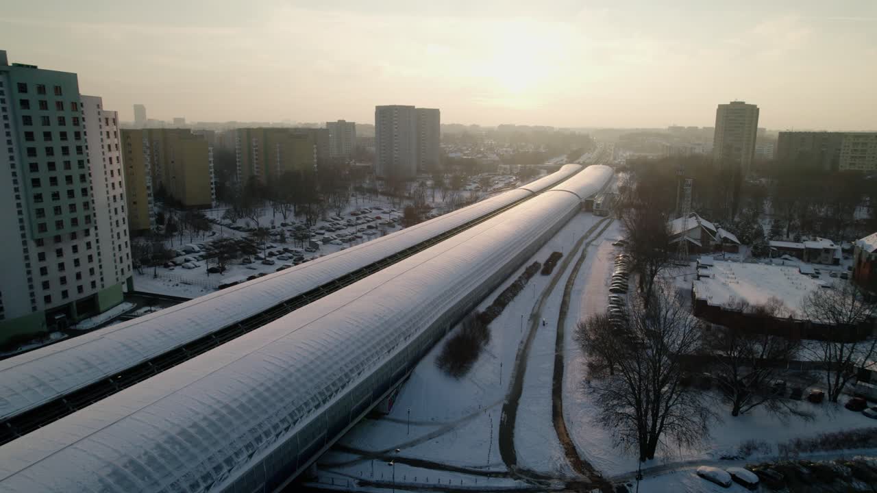 겨울철 폴란드 바르샤바의 바쁜 고속도로에서 눈 덮인 교통으로 인한 소음 공해를 피하기 위한 터널