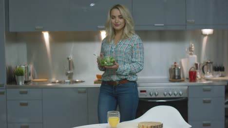 Mujer-Sonriente-Con-Ensalada-En-Cocina