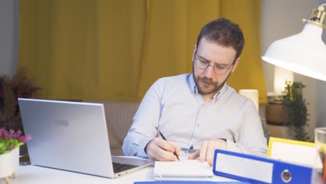 trabajador de oficina en casa hombre trabajando con concentración.