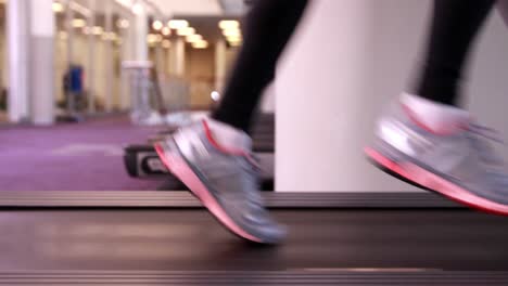 mujer súper en forma corriendo en la cinta de correr