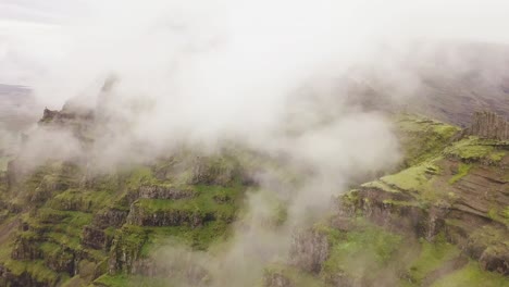 Fliegen-Durch-Wolken-In-Island