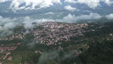 Barichara,-Kolumbien,-Kolonialstadt,-Anden,-Departement-Santander,-Drohnenaufnahmen-Aus-Der-Luft