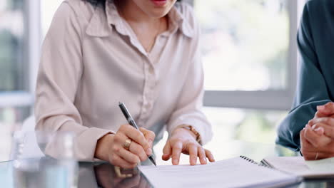 documentos, firmas y personas de negocios escribiendo