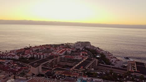 Vista-Al-Pequeño-Pueblo-De-Santiago-Del-Teide,-Puesta-De-Sol-Sobre-Sealine