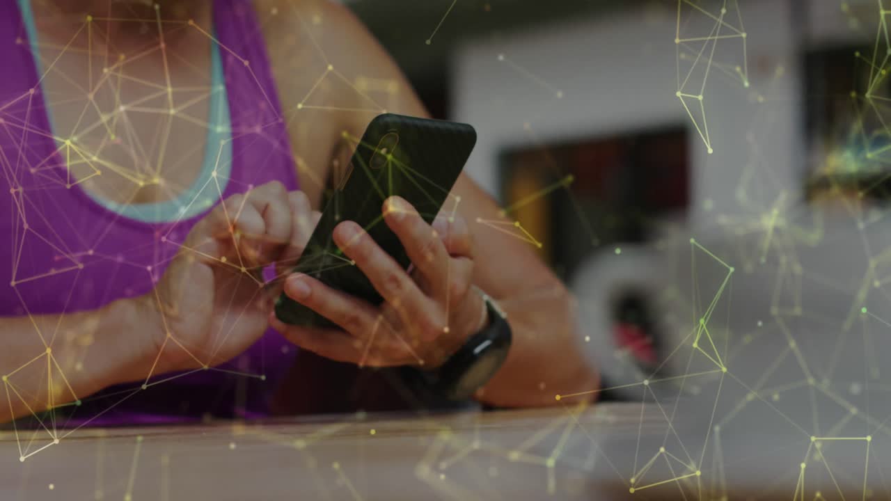 animación de conexiones y procesamiento de datos sobre la mujer usando teléfono inteligente.