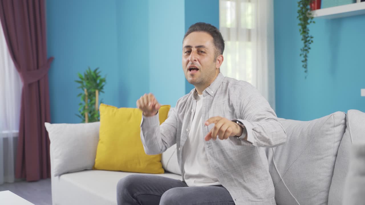 행복한 남자가 춤추고 있어