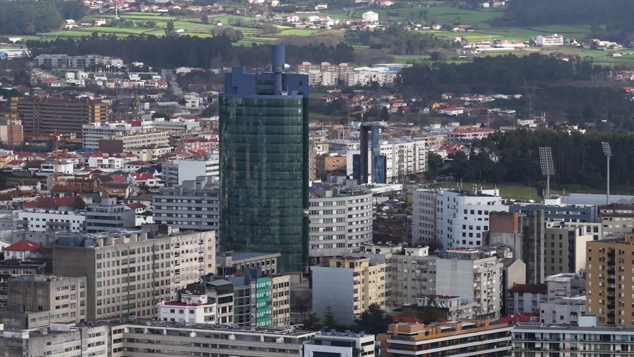 Centro da cidade da Maia com edifício alto.