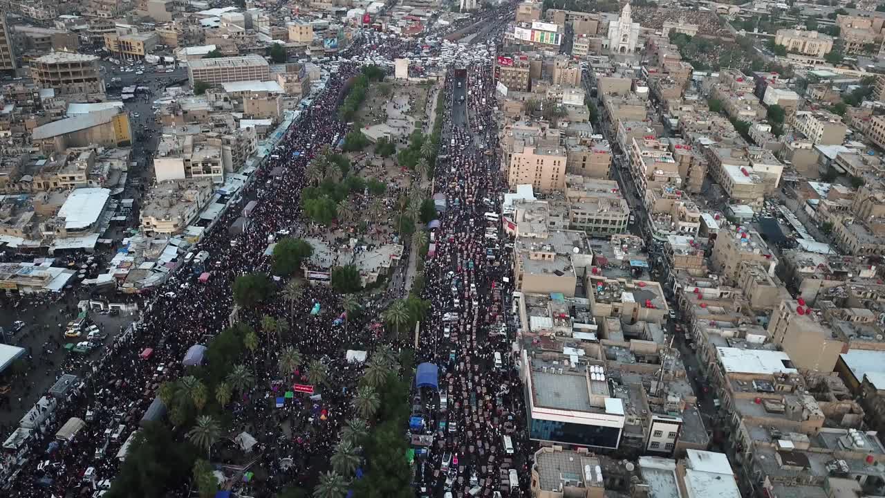 Manifestazioni di massa in Iraq, a Baghdad, riprese da un drone