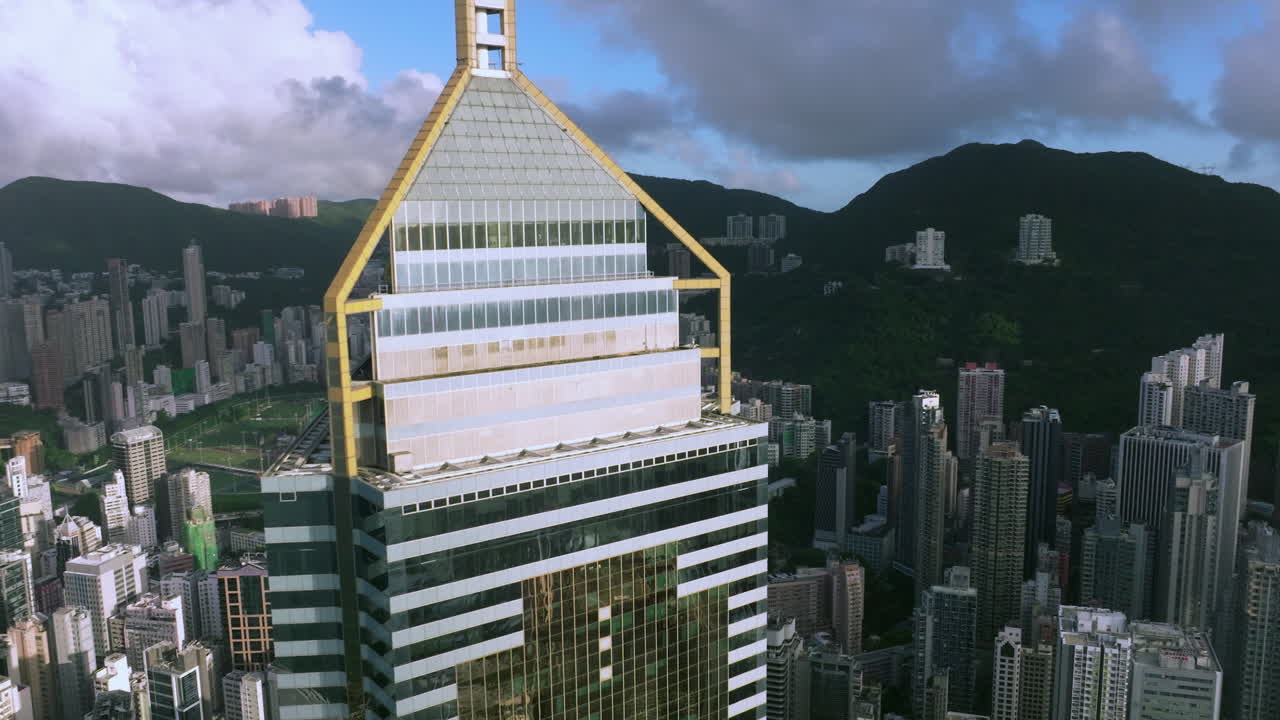 중앙 광장 마천루 꼭대기의 아름다운 반사와 배경에 있는 해피 밸리 경마장 및 도시 정글