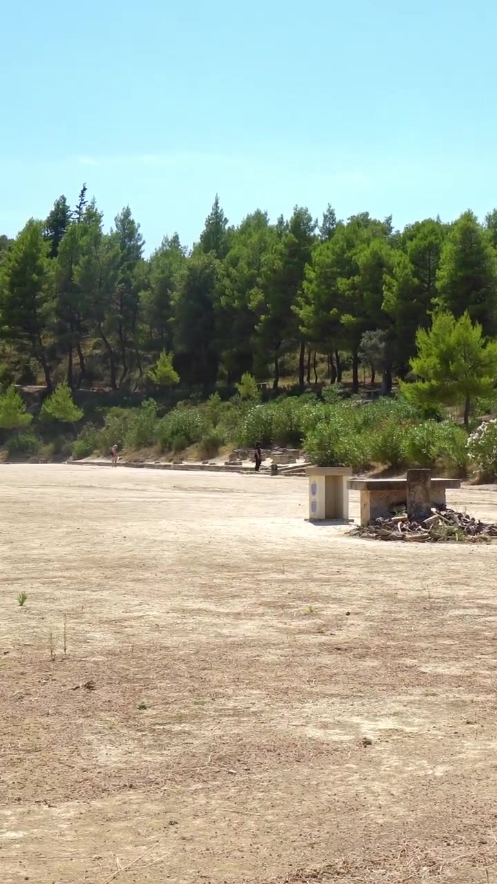 Reruntuhan stadion Yunani Kuno di Nemea, Yunani