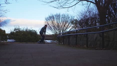 Patinador-Cae-Fuerte-Sobre-Su-Patineta