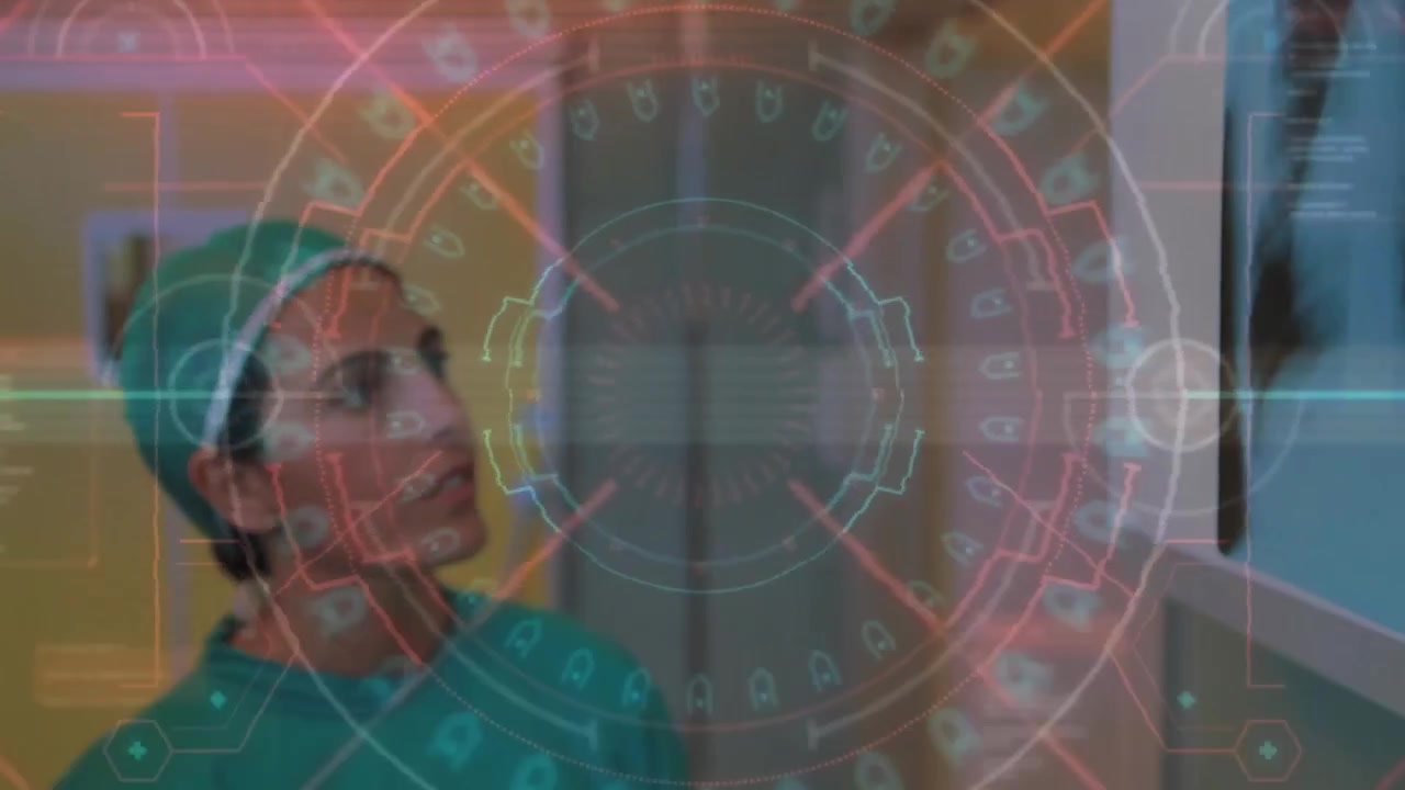 Dois cirurgiões de frente para um monitor com holograma piscando, enquanto assistente aponta guiando a revisão de raio-X.
