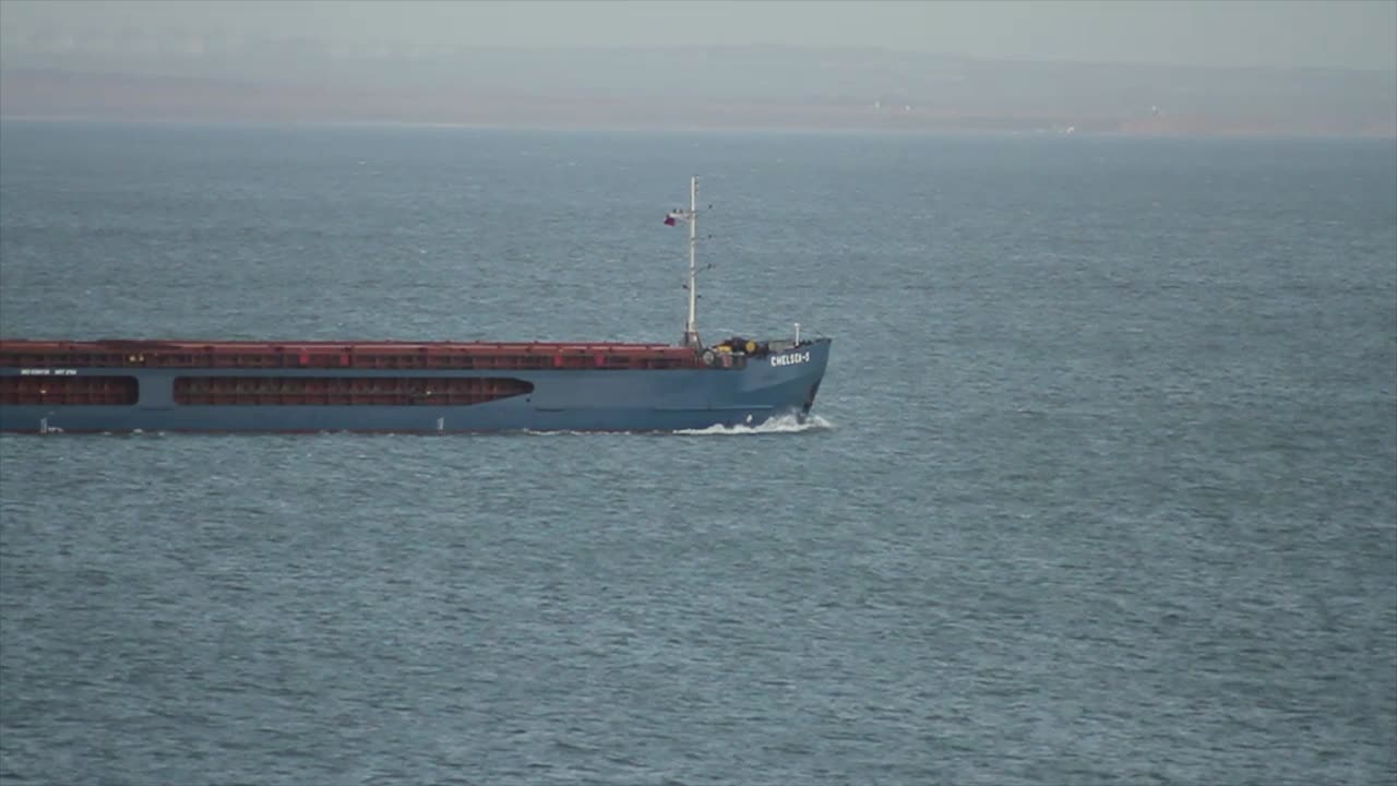 buque de carga en el mar