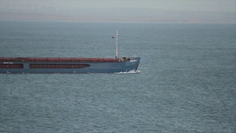 buque de carga en el mar